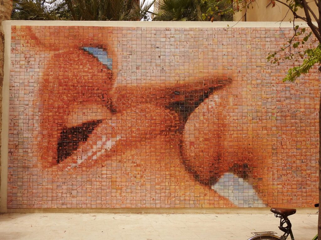 Mural fet amb 4.000 imatges petites que en conjunt crean una imatge d'un petó.